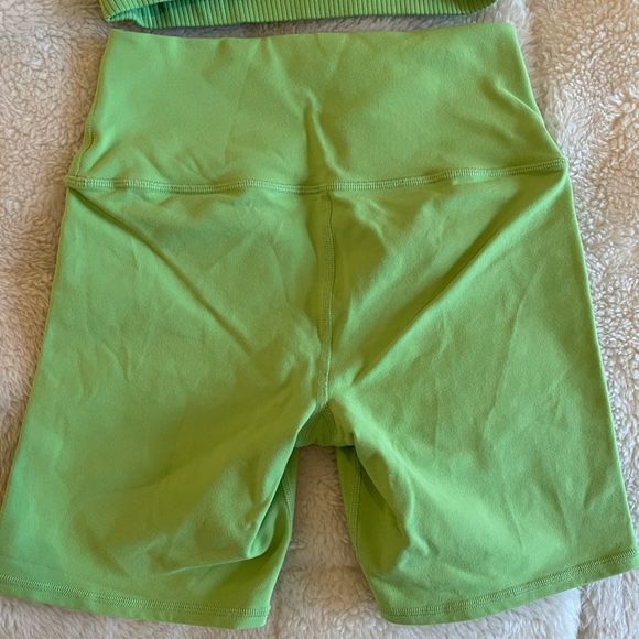 Alo Yoga Green Set Wellness Bra and Airbrush 7" Biker Short | SZ S - Picture 7 of 14
